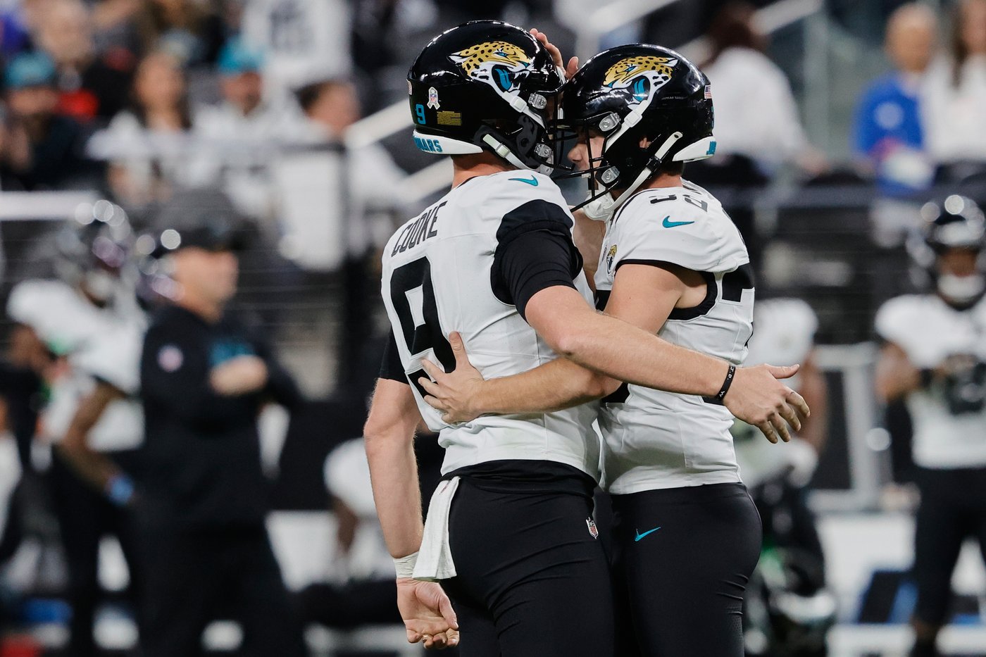 Trevor Lawrence scores in OT and Jags' DaVon Hamilton denies Raiders' 2-point try for 30-29 win | iNFOnews.ca