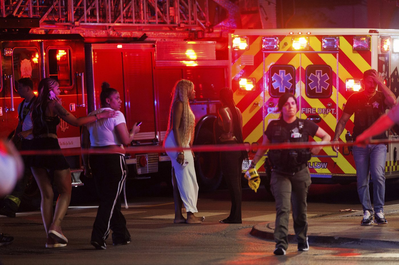 Drive-by shooting kills 4 and wounds 14 others after a party at a Chicago restaurant | iNFOnews.ca Drive-by shooting kills 4 and wounds 14 others after a party at a Chicago restaurant | iNFOnews.ca