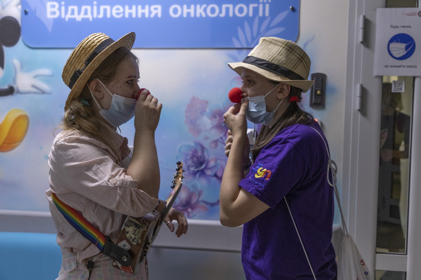 Hospital clowns bring joy to young Ukrainian cancer patients who survived Russian missile attack | iNFOnews.ca Hospital clowns bring joy to young Ukrainian cancer patients who survived Russian missile attack | iNFOnews.ca