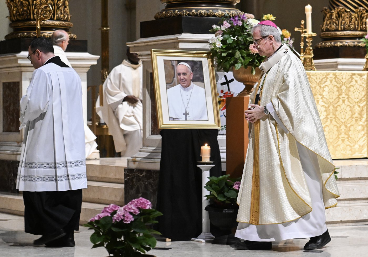 'Like time stopped': memorial mass in Montreal pays tribute to Pope Francis | iNFOnews.ca
