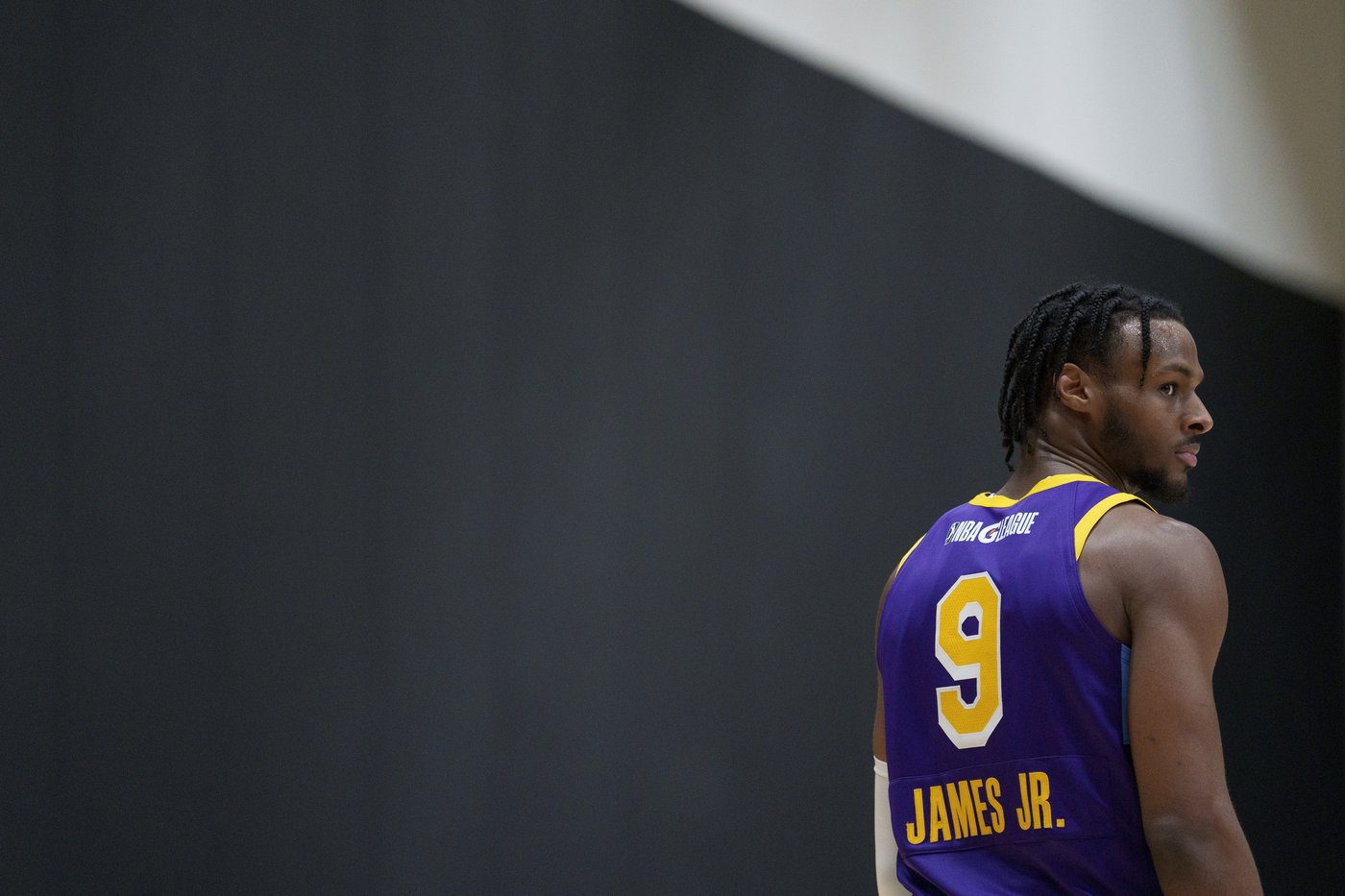 Bronny James scores 6 points in first G-League game as LeBron, Lakers teammates watch courtside | iNFOnews.ca