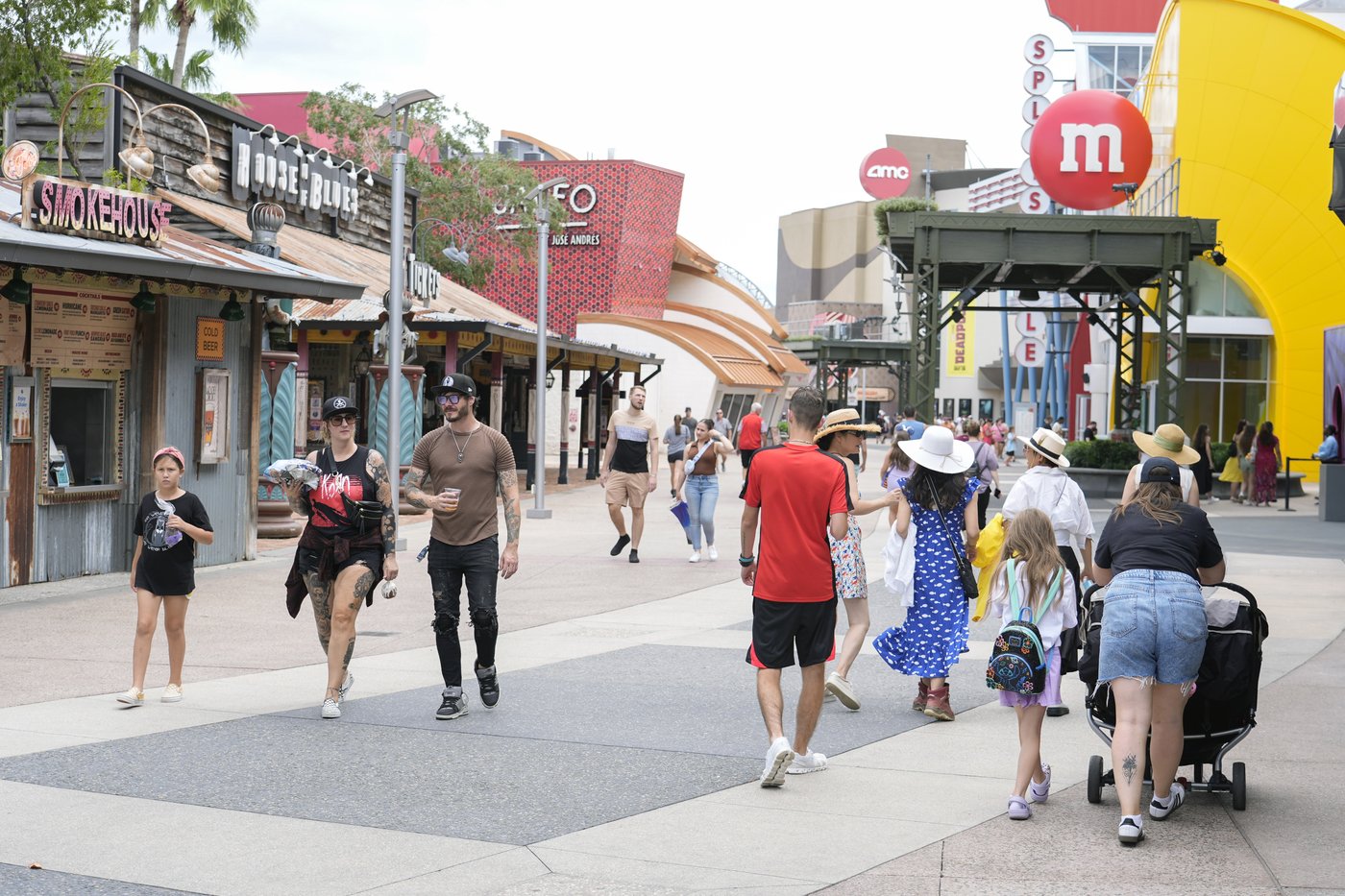 Disney World and Universal closures halt Orlando tourism as Milton approaches | iNFOnews.ca