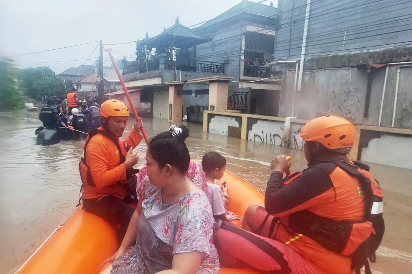 Flash floods in Indonesia leave at least 15 dead and 10 missing | iNFOnews.ca Flash floods in Indonesia leave at least 15 dead and 10 missing | iNFOnews.ca
