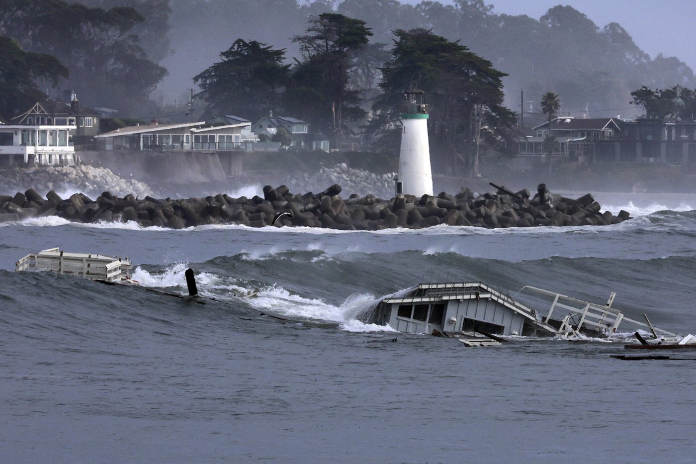 Major storm pounds California's central coast, blamed for man's death and partially collapsing pier | iNFOnews.ca Major storm pounds California's central coast, blamed for man's death and partially collapsing pier | iNFOnews.ca