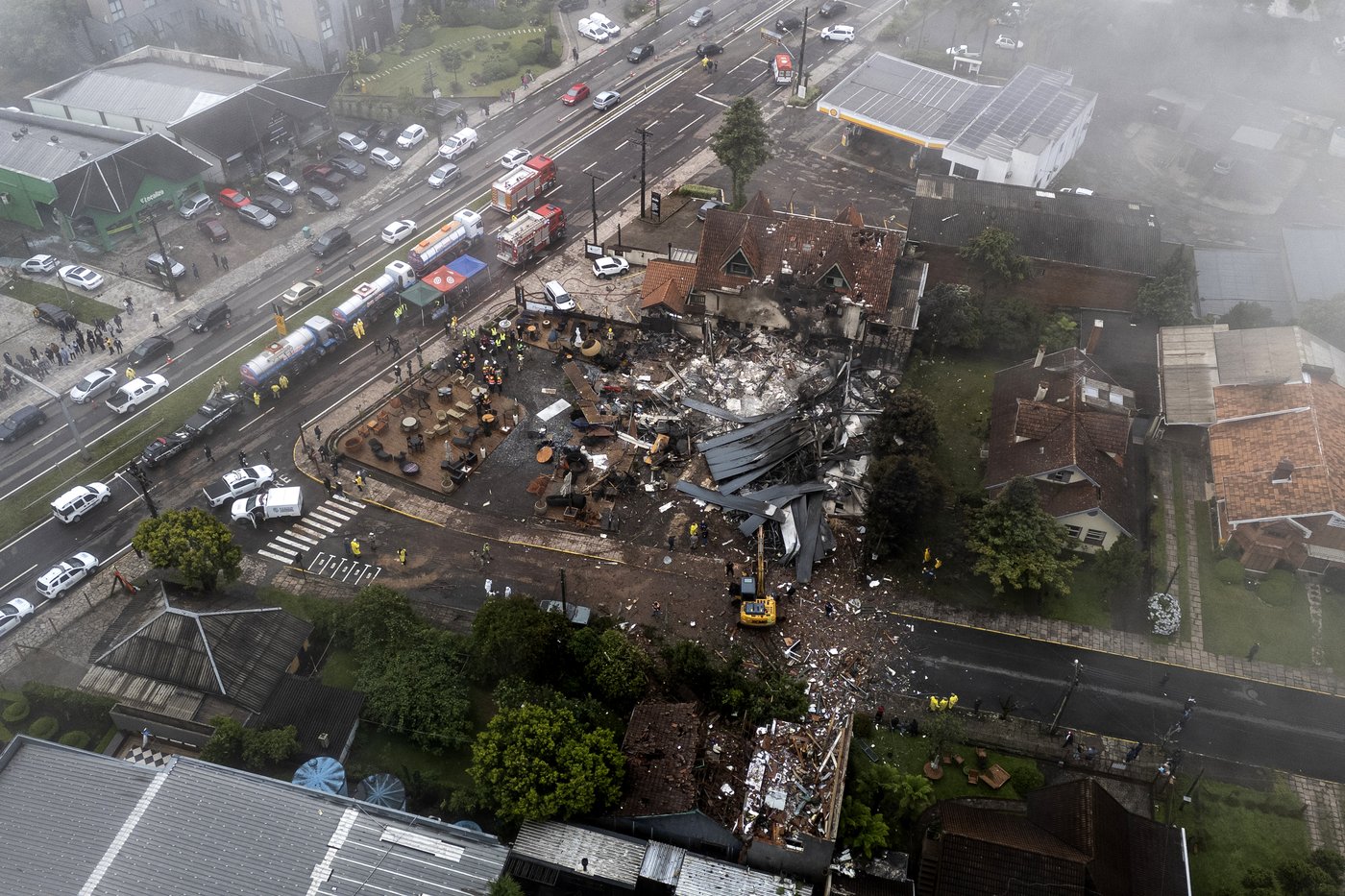 At least 10 are killed as a small plane crashes into a Brazilian town popular with tourists | iNFOnews.ca At least 10 are killed as a small plane crashes into a Brazilian town popular with tourists | iNFOnews.ca