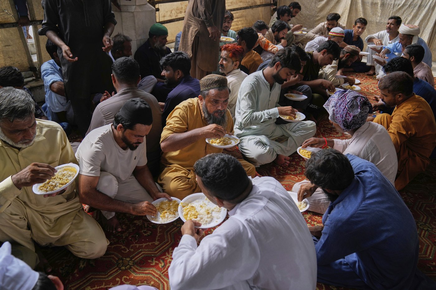 Photos of Pakistan honoring a Sufi saint with drumming, dancing, and bright lights | iNFOnews.ca