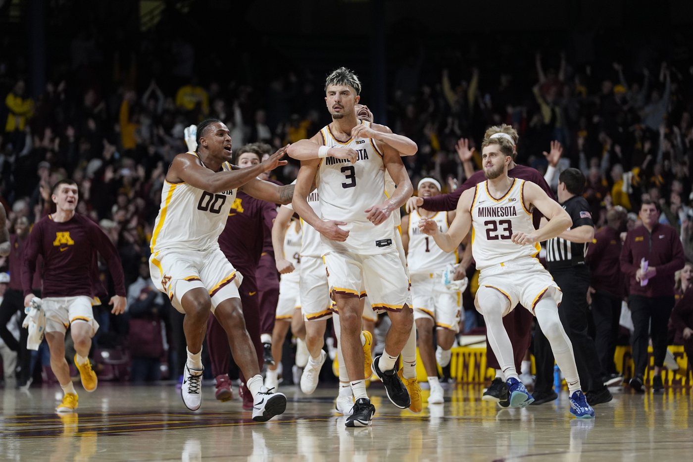 Dawson Garcia hits 3-pointer from edge of logo to lift Minnesota past No. 20 Michigan in OT | iNFOnews.ca Dawson Garcia hits 3-pointer from edge of logo to lift Minnesota past No. 20 Michigan in OT | iNFOnews.ca