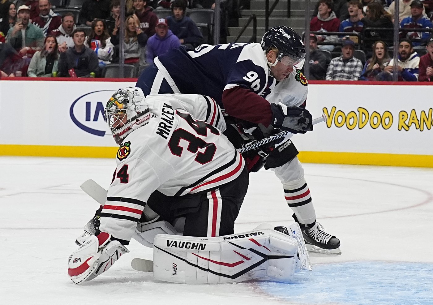 Donato scores twice as Blackhawks beat Avalanche 5-2 to snap a 4-game skid | iNFOnews.ca