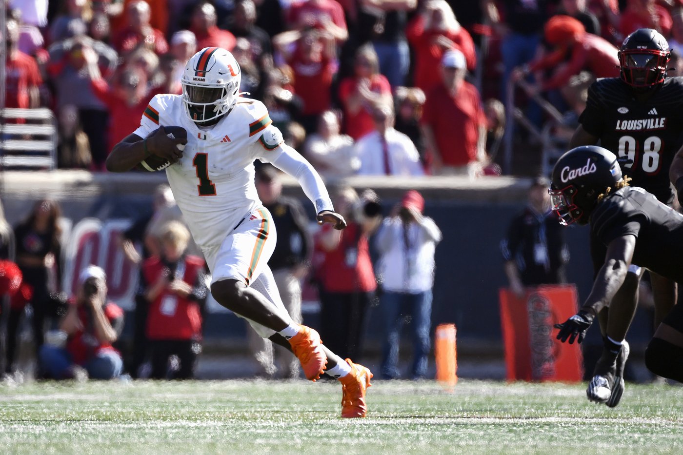 Cam Ward throws for 4 touchdowns, No. 6 Miami survives Louisville comeback bids for wild 52-45 win | iNFOnews.ca Cam Ward throws for 4 touchdowns, No. 6 Miami survives Louisville comeback bids for wild 52-45 win | iNFOnews.ca