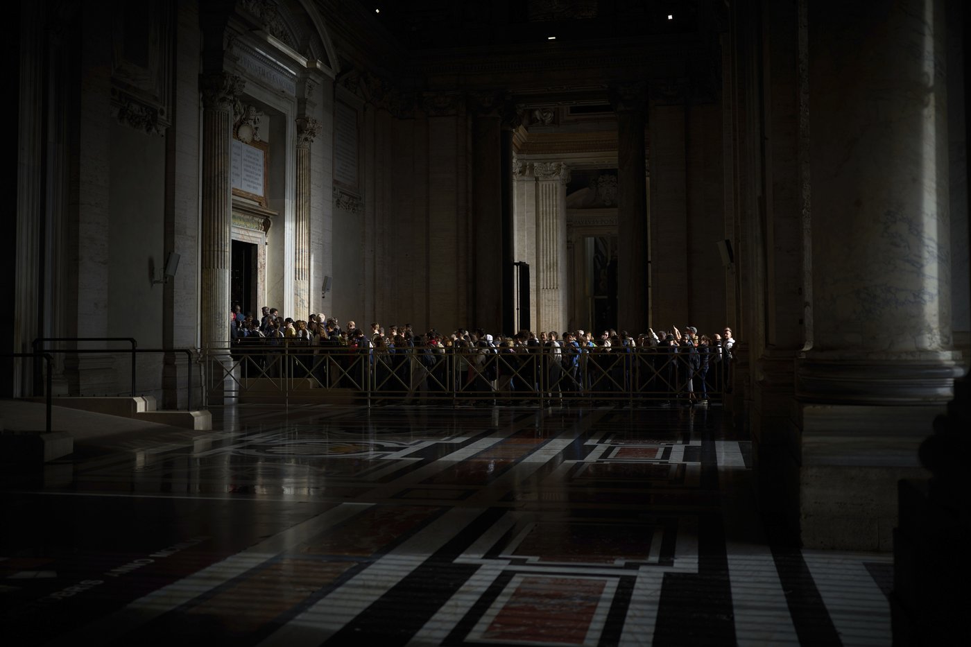 Tens of thousands file into St. Peter's Basilica to pay final respects to Pope Francis | iNFOnews.ca Tens of thousands file into St. Peter's Basilica to pay final respects to Pope Francis | iNFOnews.ca