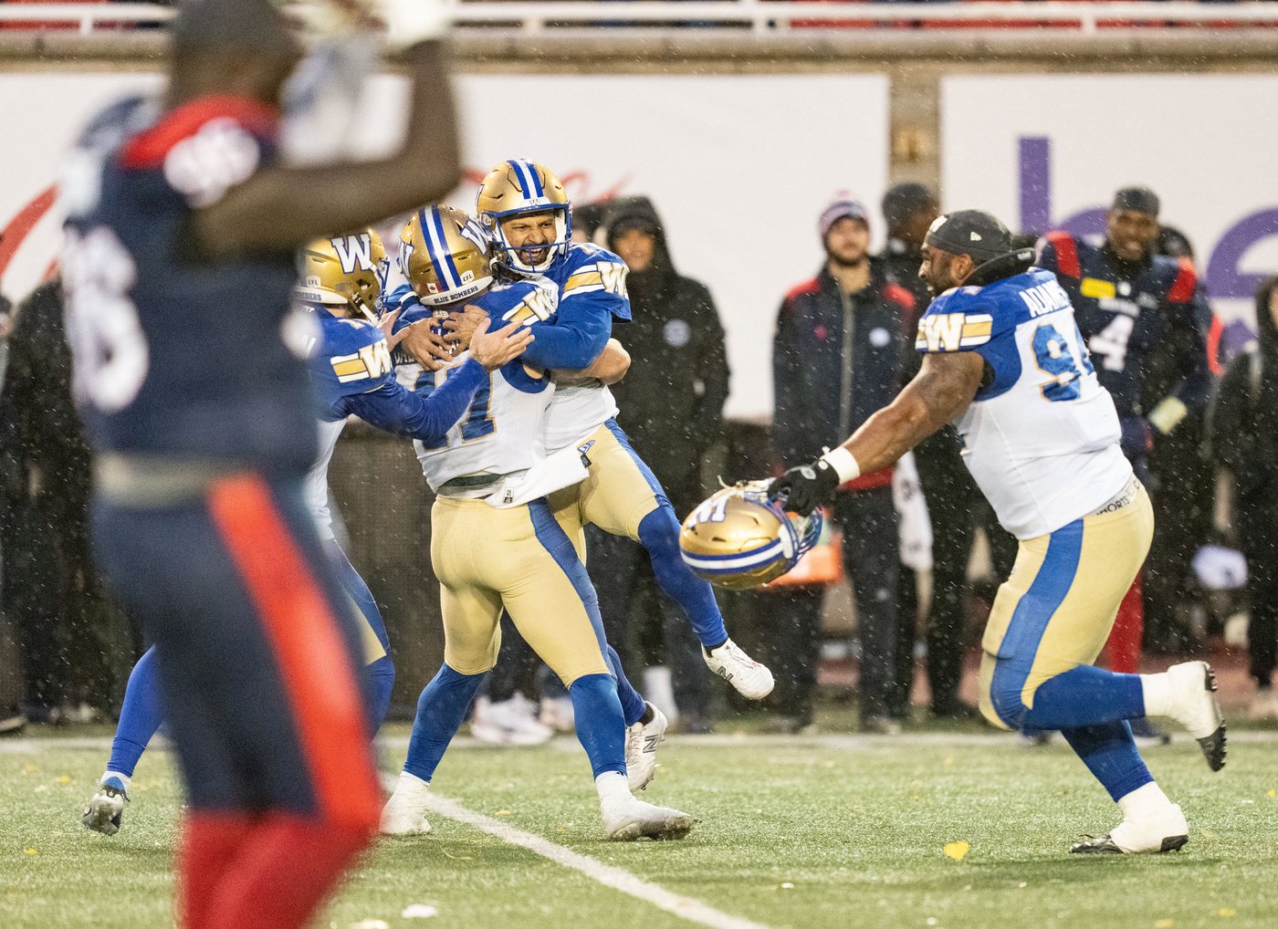Castillo kicks 51-yard field goal on final play as Bombers beat Als, clinch West | iNFOnews.ca Castillo kicks 51-yard field goal on final play as Bombers beat Als, clinch West | iNFOnews.ca