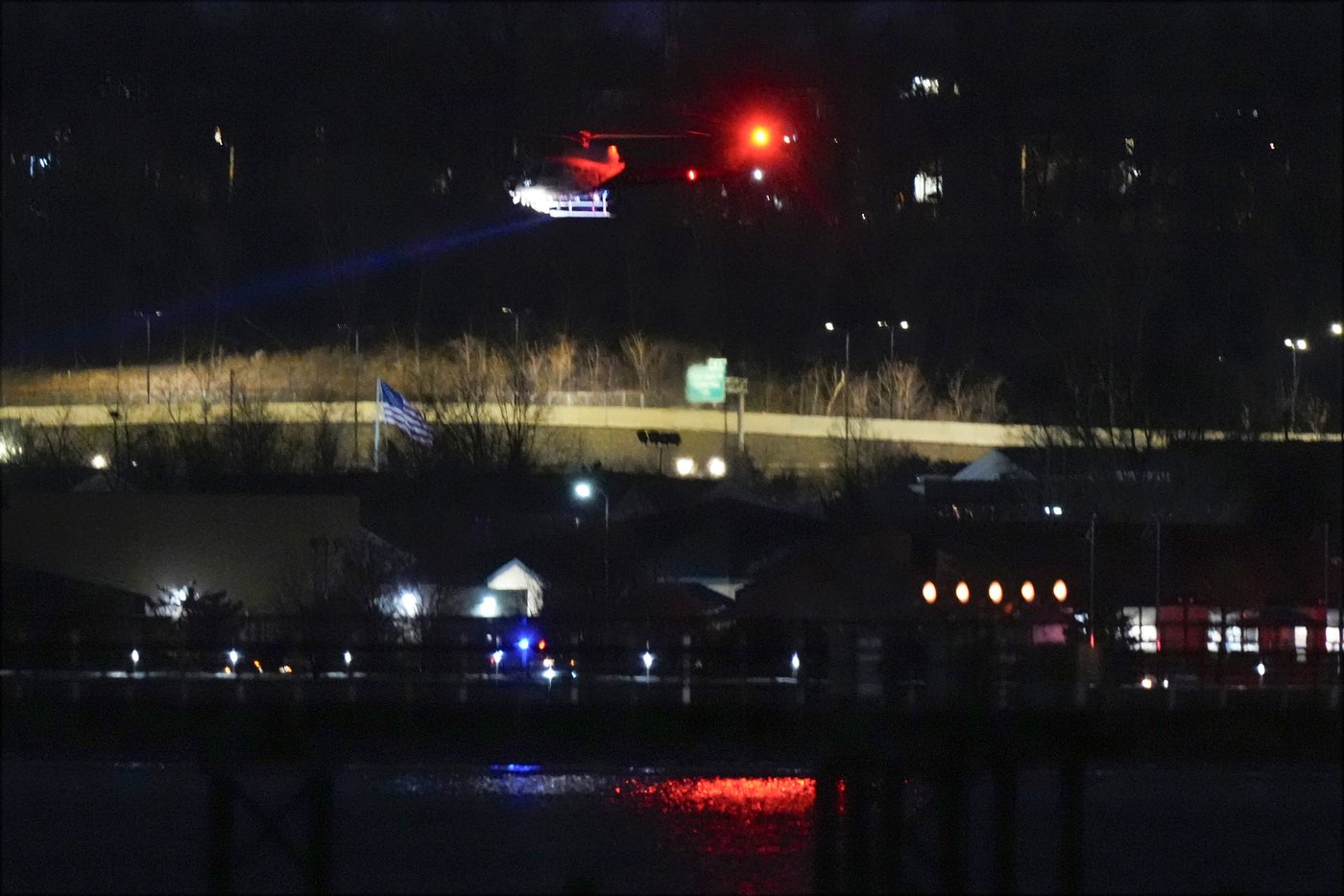 Passenger jet with 64 aboard collides with Army helicopter while landing at Reagan Airport near DC | iNFOnews.ca Passenger jet with 64 aboard collides with Army helicopter while landing at Reagan Airport near DC | iNFOnews.ca
