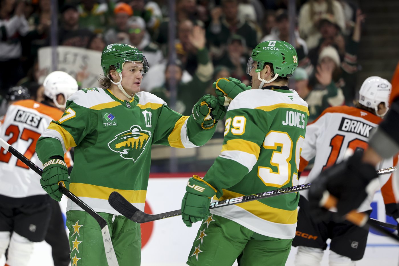 Wild's Kirill Kaprizov scores off Flyers' goalie helmet, banking shot into net | iNFOnews.ca Wild's Kirill Kaprizov scores off Flyers' goalie helmet, banking shot into net | iNFOnews.ca