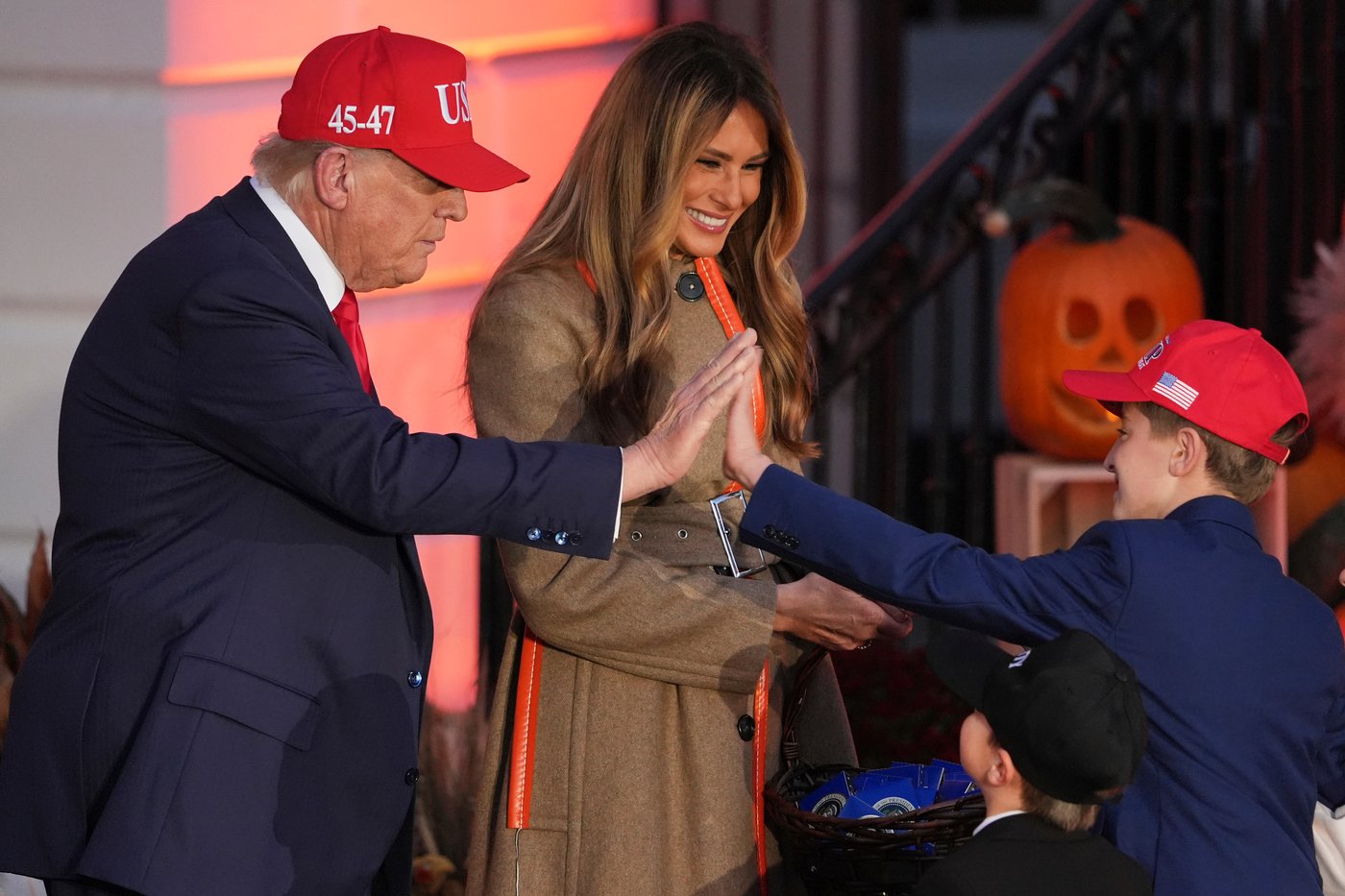 Trump hosts White House Halloween bash with superheroes and presidential lookalikes amid shutdown | iNFOnews.ca