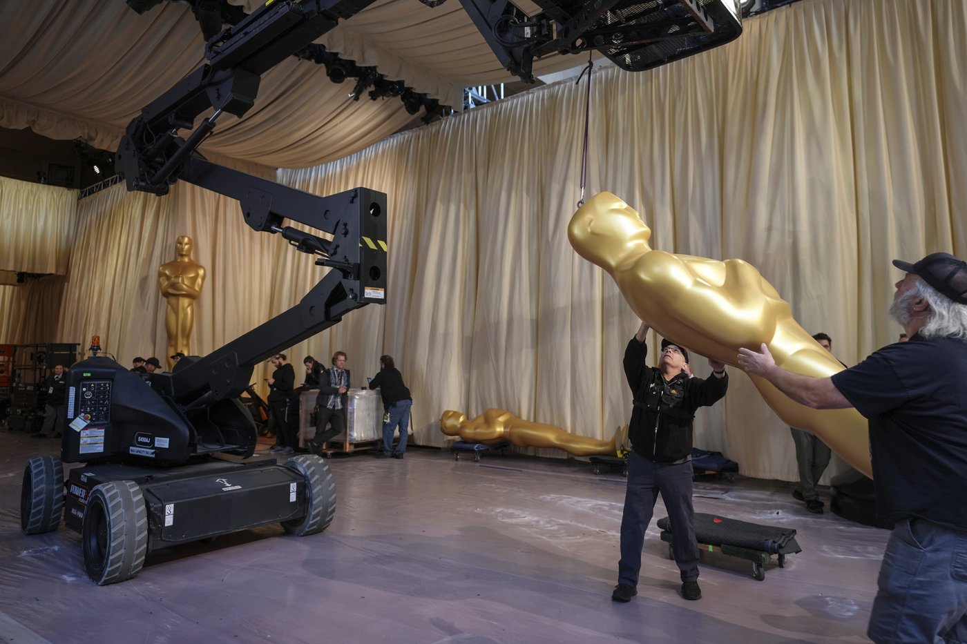 Oscar presenters Emma Stone, Andrew Garfield, Oprah and Whoopi Goldberg rehearse before the show | iNFOnews.ca