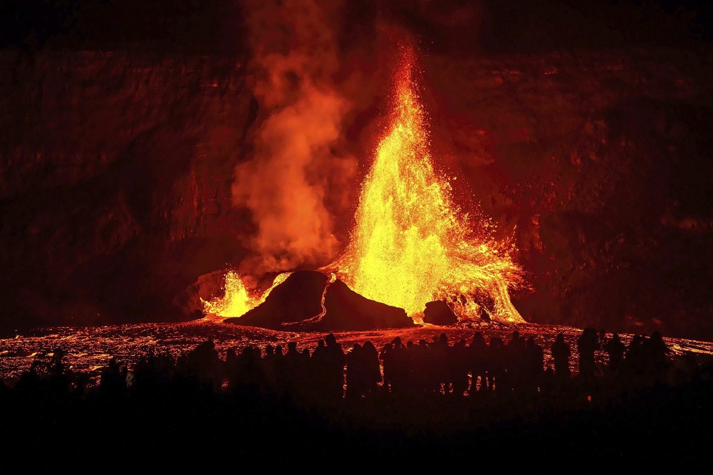 Hawaii volcano produces tall lava fountaining in latest episode of Kilauea eruption | iNFOnews.ca