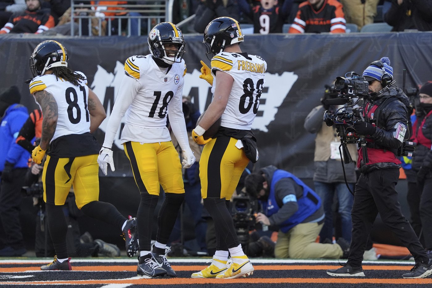 Russell Wilson throws for a season-high 414 yards and 3 TDs as the Steelers top the Bengals 44-38 | iNFOnews.ca Russell Wilson throws for a season-high 414 yards and 3 TDs as the Steelers top the Bengals 44-38 | iNFOnews.ca