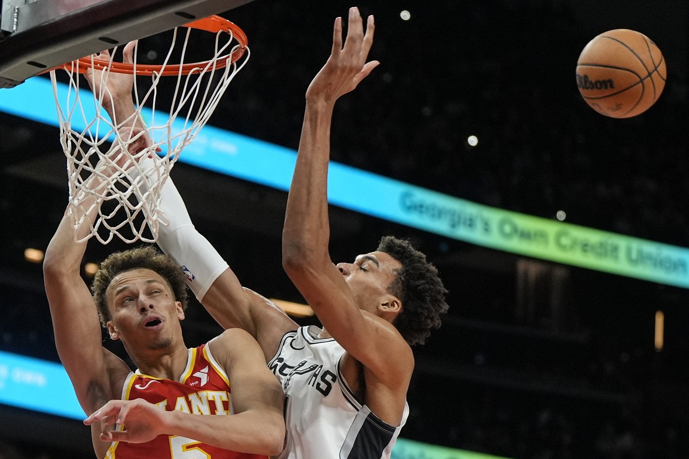 Wembanyama hits decisive free throw as Spurs hold off Hawks 126-125 in Fox's debut | iNFOnews.ca