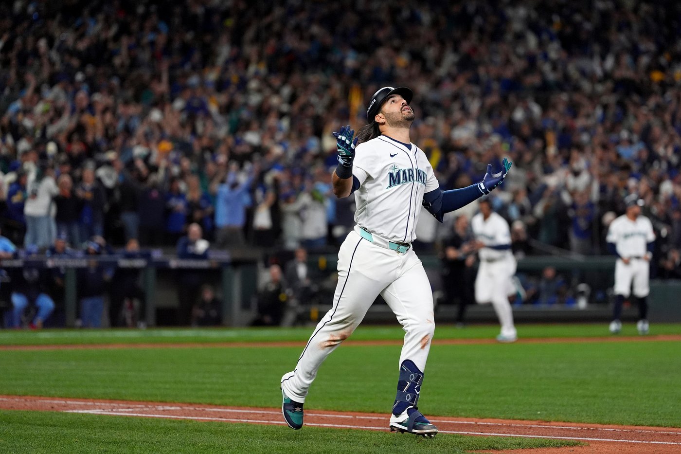 Mariners a win from World Series, beat Blue Jays 6-2 behind Suárez's grand slam | iNFOnews.ca
