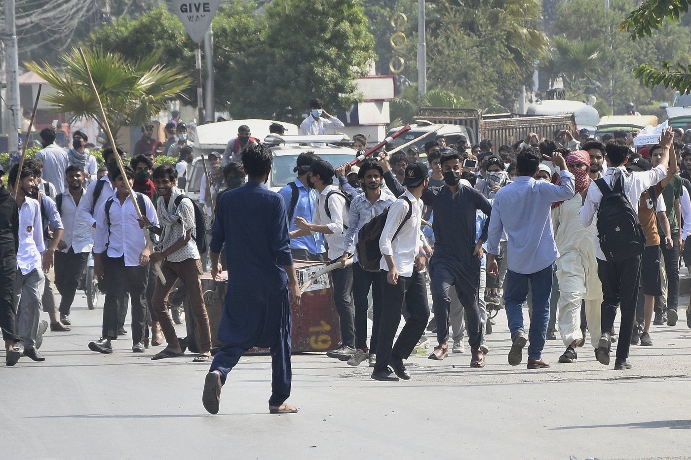 Pakistani police fire tear gas at protesting students as anger spreads over alleged on-campus rape | iNFOnews.ca