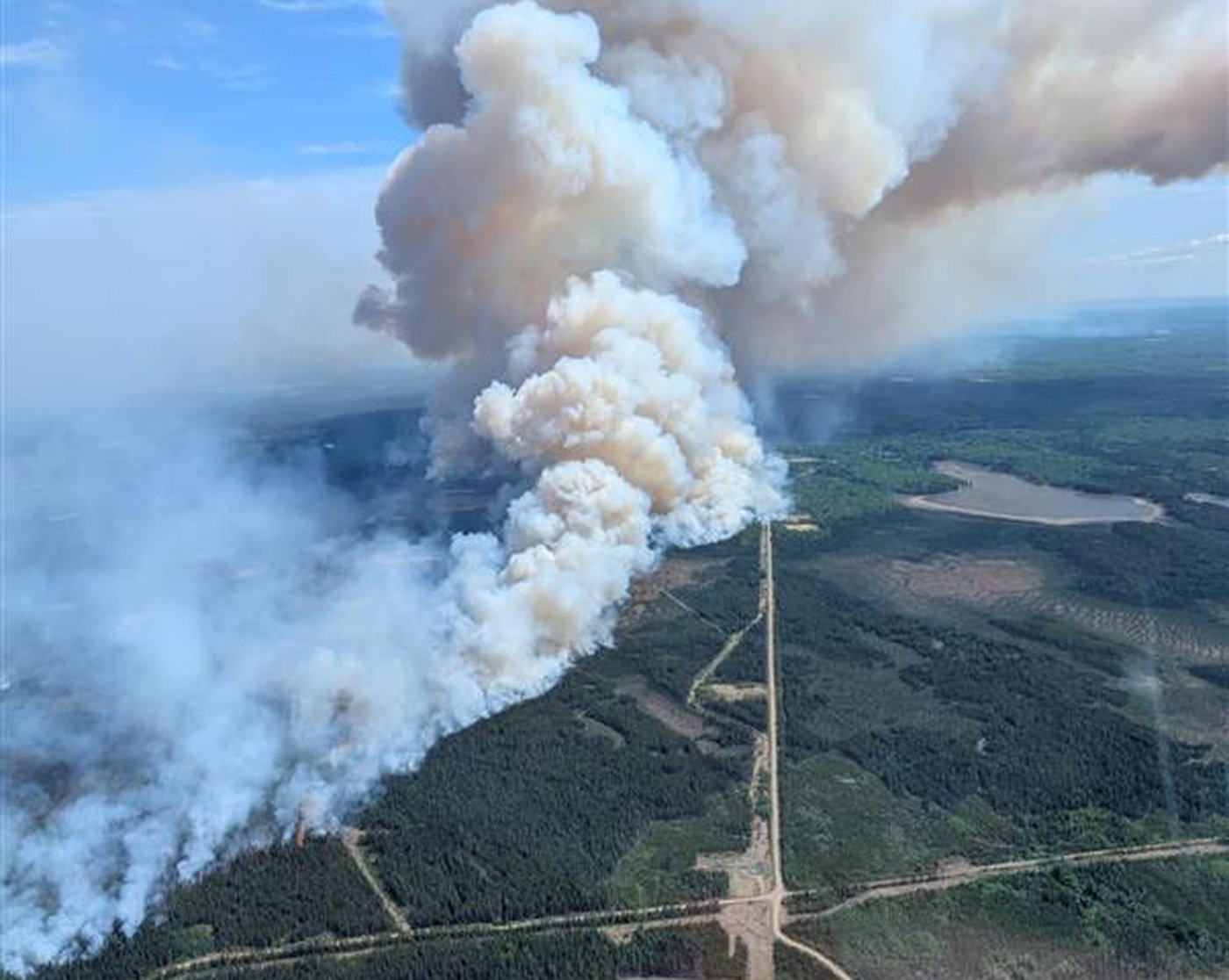 Winds expected to drive wildfire towards Kelly Lake, B.C., in 'high-risk' situation | iNFOnews.ca Winds expected to drive wildfire towards Kelly Lake, B.C., in 'high-risk' situation | iNFOnews.ca