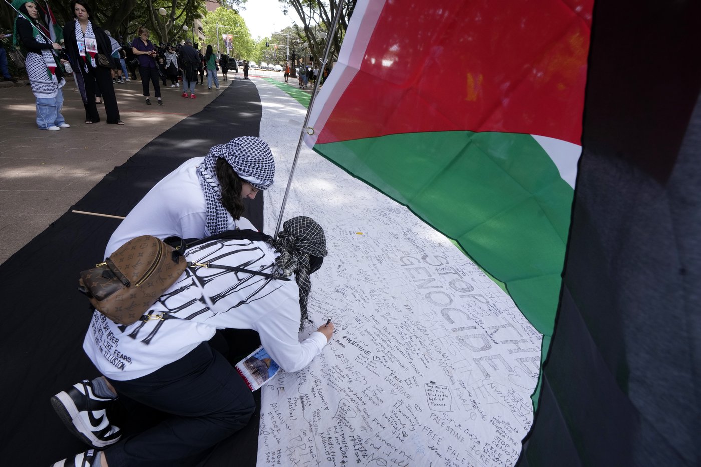 Pro-Palestinian and pro-Israeli crowds rally across the world on the eve of Oct. 7 anniversary | iNFOnews.ca