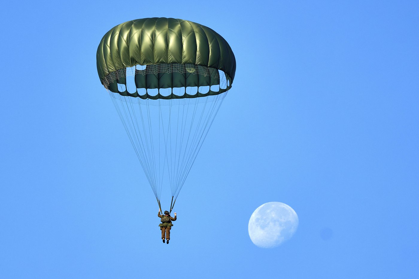 Hundreds of parachutists drop over Dutch heath to commemorate World War II operation | iNFOnews.ca