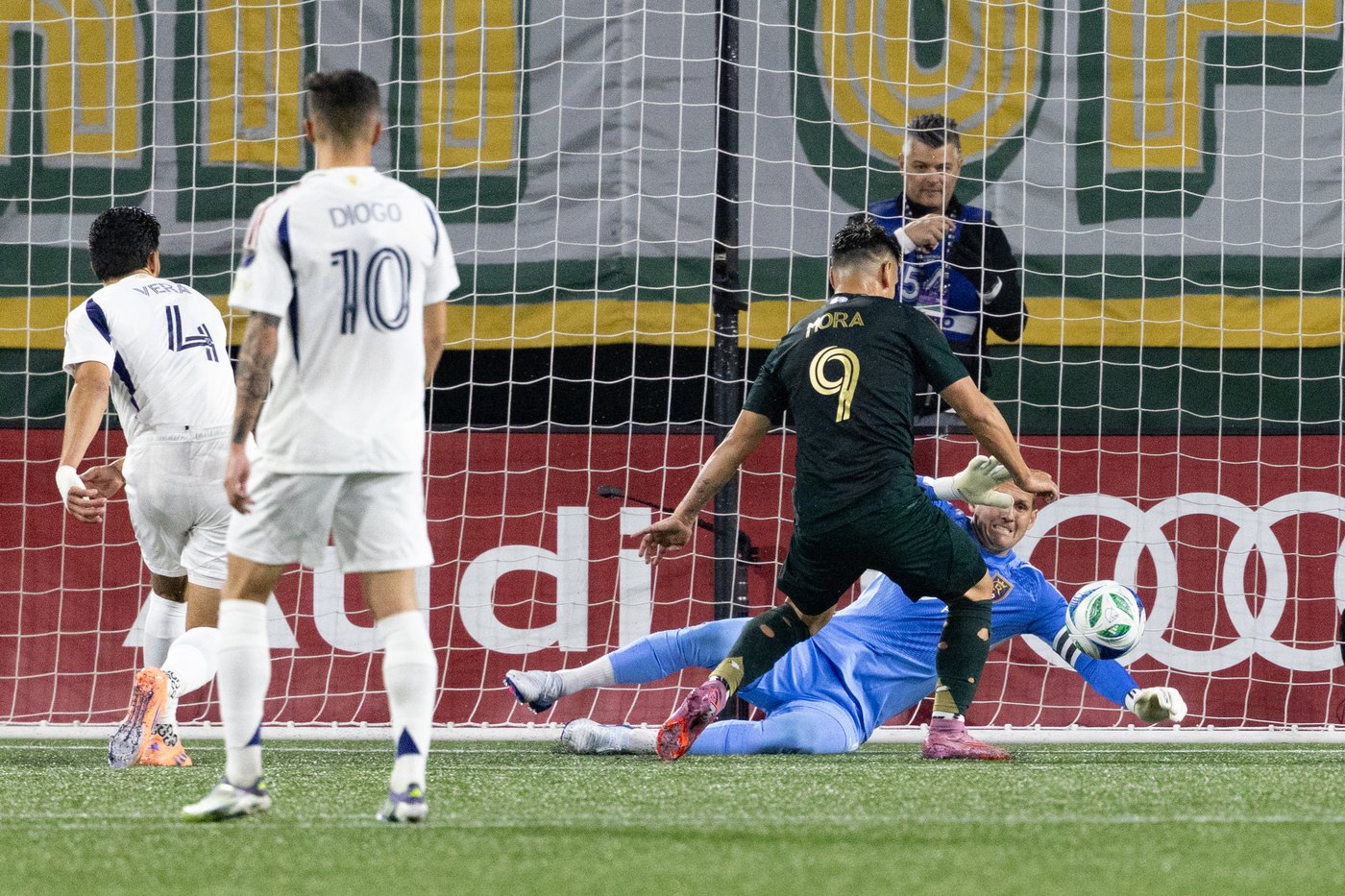 Mora scores 2 first-half goals and the Timbers beat Real Salt Lake 3-1 to advance in MLS playoffs | iNFOnews.ca Mora scores 2 first-half goals and the Timbers beat Real Salt Lake 3-1 to advance in MLS playoffs | iNFOnews.ca
