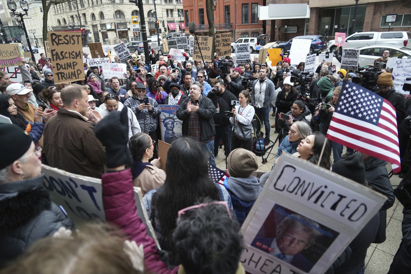 Protesters chant after arrest of judge accused of helping man evade immigration authorities | iNFOnews.ca Protesters chant after arrest of judge accused of helping man evade immigration authorities | iNFOnews.ca