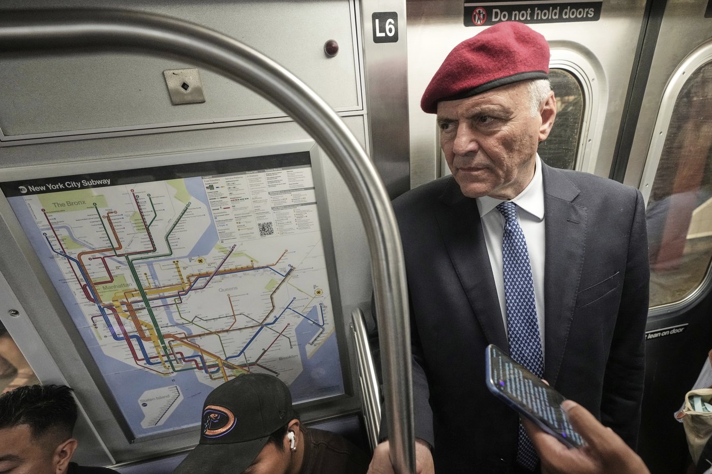 Red beret-wearing Republican Curtis Sliwa likes his chances in a crowded NYC mayor's race | iNFOnews.ca