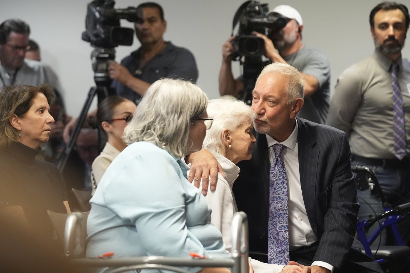 Prosecutors seek resentencing for Erik and Lyle Menendez in 1989 killings of their parents | iNFOnews.ca Prosecutors seek resentencing for Erik and Lyle Menendez in 1989 killings of their parents | iNFOnews.ca