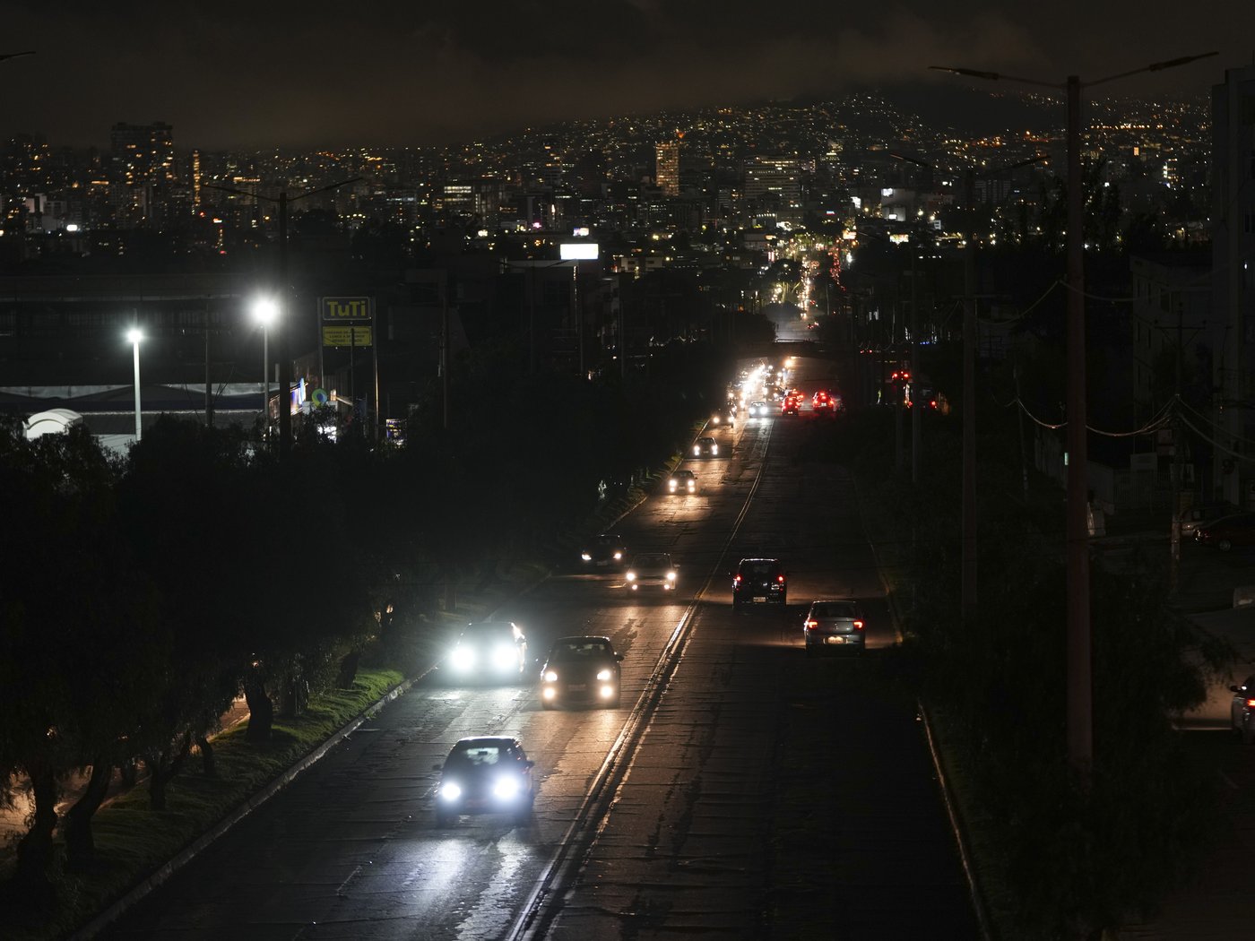 As Christmas nears, Ecuador's homes get a break from power cuts but companies still face rationing | iNFOnews.ca As Christmas nears, Ecuador's homes get a break from power cuts but companies still face rationing | iNFOnews.ca