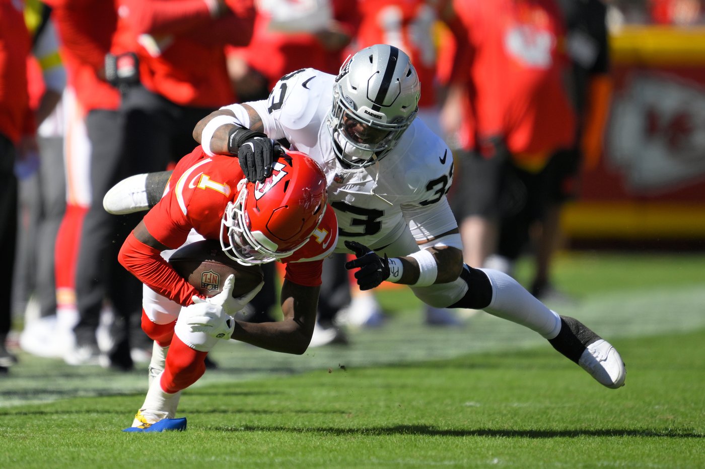 Patrick Mahomes' trick play underscores embarrassing afternoon for Raiders in 31-0 loss to Chiefs | iNFOnews.ca