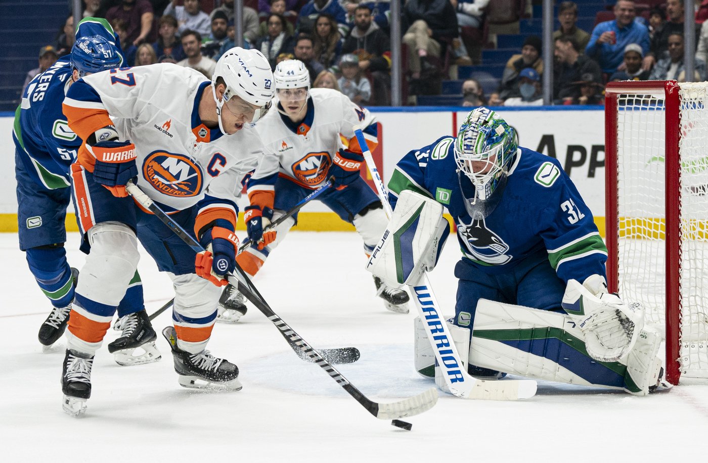 Canucks' home woes continue with 5-2 loss to Islanders | iNFOnews.ca