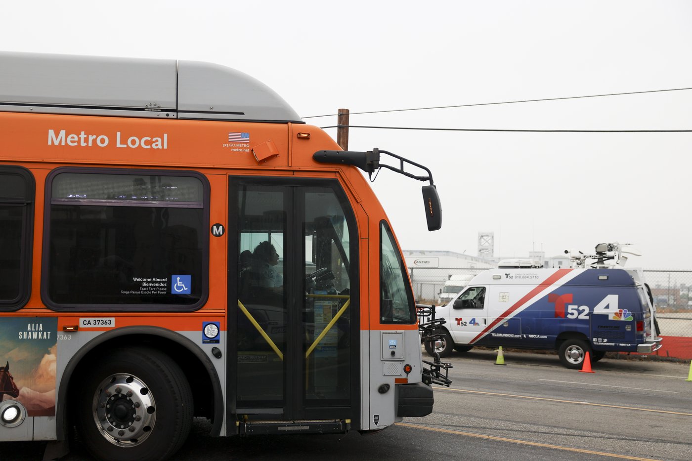 Passenger killed when gunman hijacks Los Angeles bus and leads police on downtown chase | iNFOnews.ca Passenger killed when gunman hijacks Los Angeles bus and leads police on downtown chase | iNFOnews.ca
