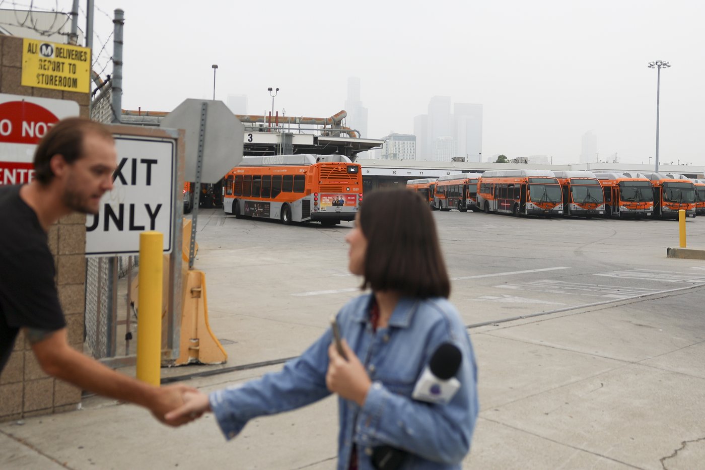 Passenger killed when gunman hijacks Los Angeles bus and leads police on downtown chase | iNFOnews.ca Passenger killed when gunman hijacks Los Angeles bus and leads police on downtown chase | iNFOnews.ca