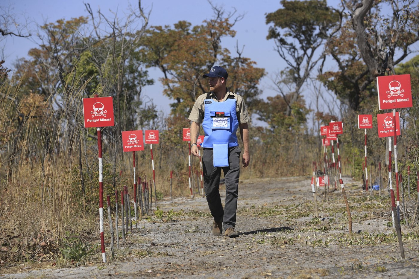 Prince Harry retraces Diana's footsteps by walking through a land mine field in Angola for charity | iNFOnews.ca
