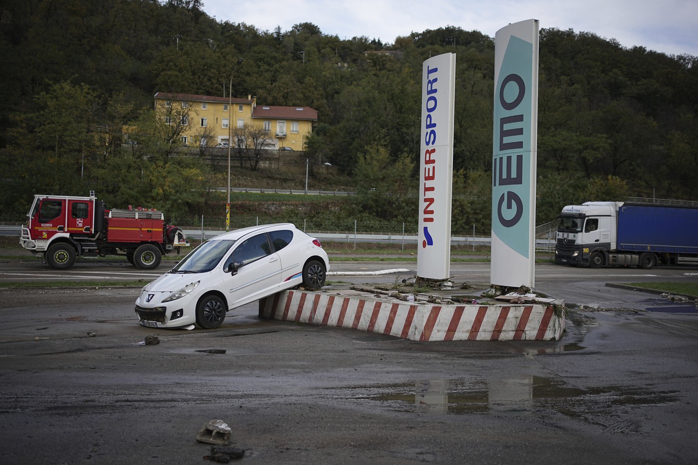 Two days of torrential rain bring major flooding to central France | iNFOnews.ca Two days of torrential rain bring major flooding to central France | iNFOnews.ca