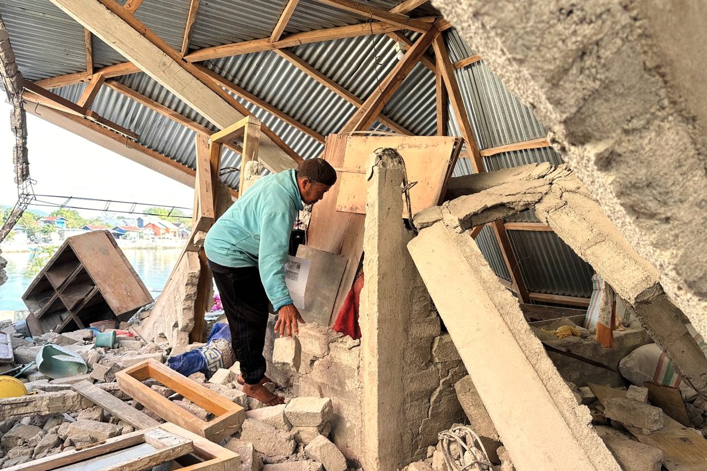 Fear grips children after deadly earthquake in eastern Indonesia leaves thousands displaced | iNhome Fear grips children after deadly earthquake in eastern Indonesia leaves thousands displaced | iNhome