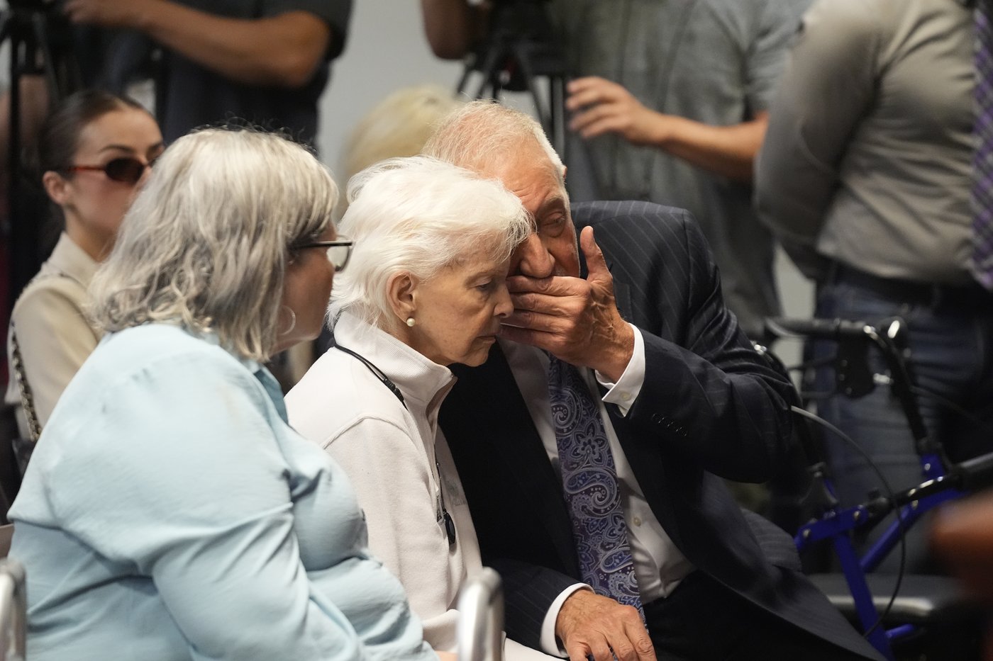 Prosecutors seek resentencing for Erik and Lyle Menendez in 1989 killings of their parents | iNFOnews.ca Prosecutors seek resentencing for Erik and Lyle Menendez in 1989 killings of their parents | iNFOnews.ca