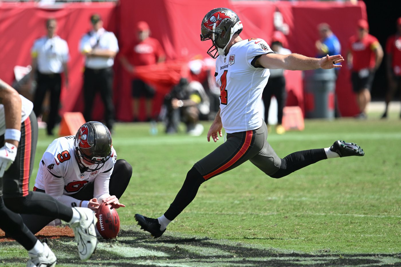 Bucs' Chase McLaughlin hits 65-yard field goal; Eagles score another touchdown on special teams | iNFOnews.ca