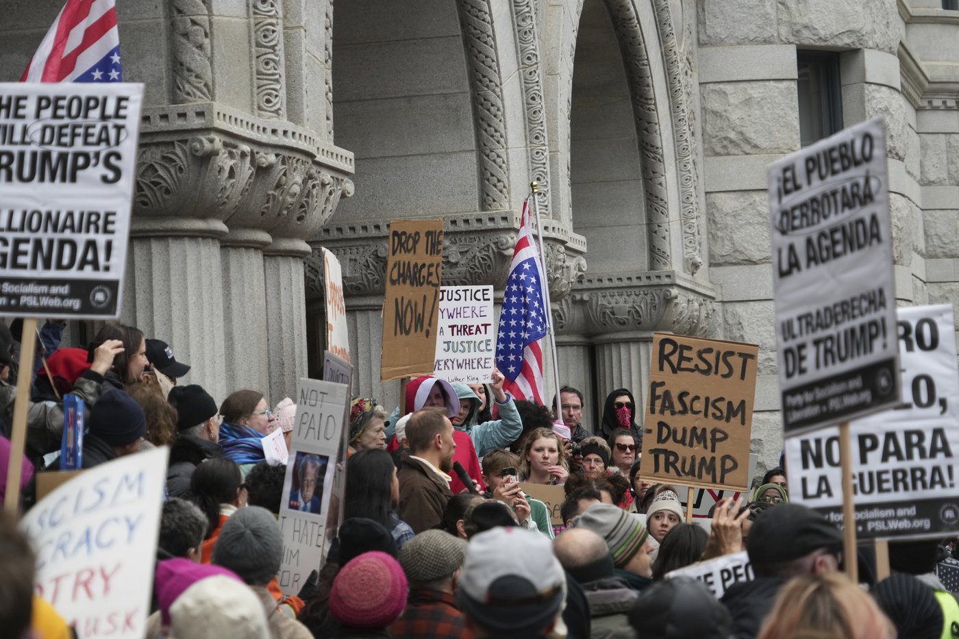 Protesters chant after arrest of judge accused of helping man evade immigration authorities | iNFOnews.ca Protesters chant after arrest of judge accused of helping man evade immigration authorities | iNFOnews.ca