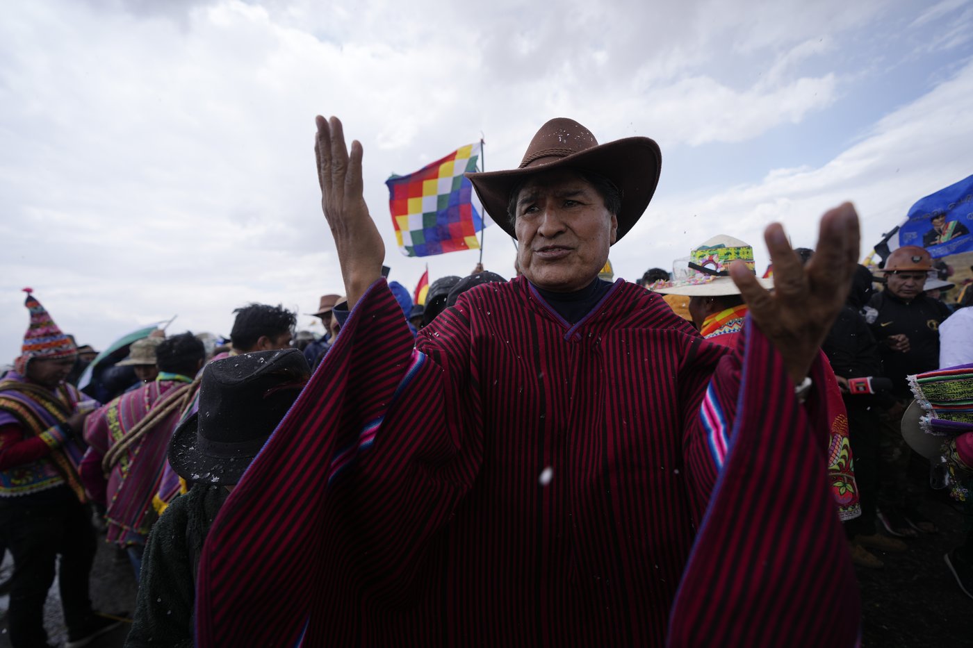 Rival protesters clash in Bolivia as ex-President Evo Morales leads a march to the capital | iNFOnews.ca Rival protesters clash in Bolivia as ex-President Evo Morales leads a march to the capital | iNFOnews.ca
