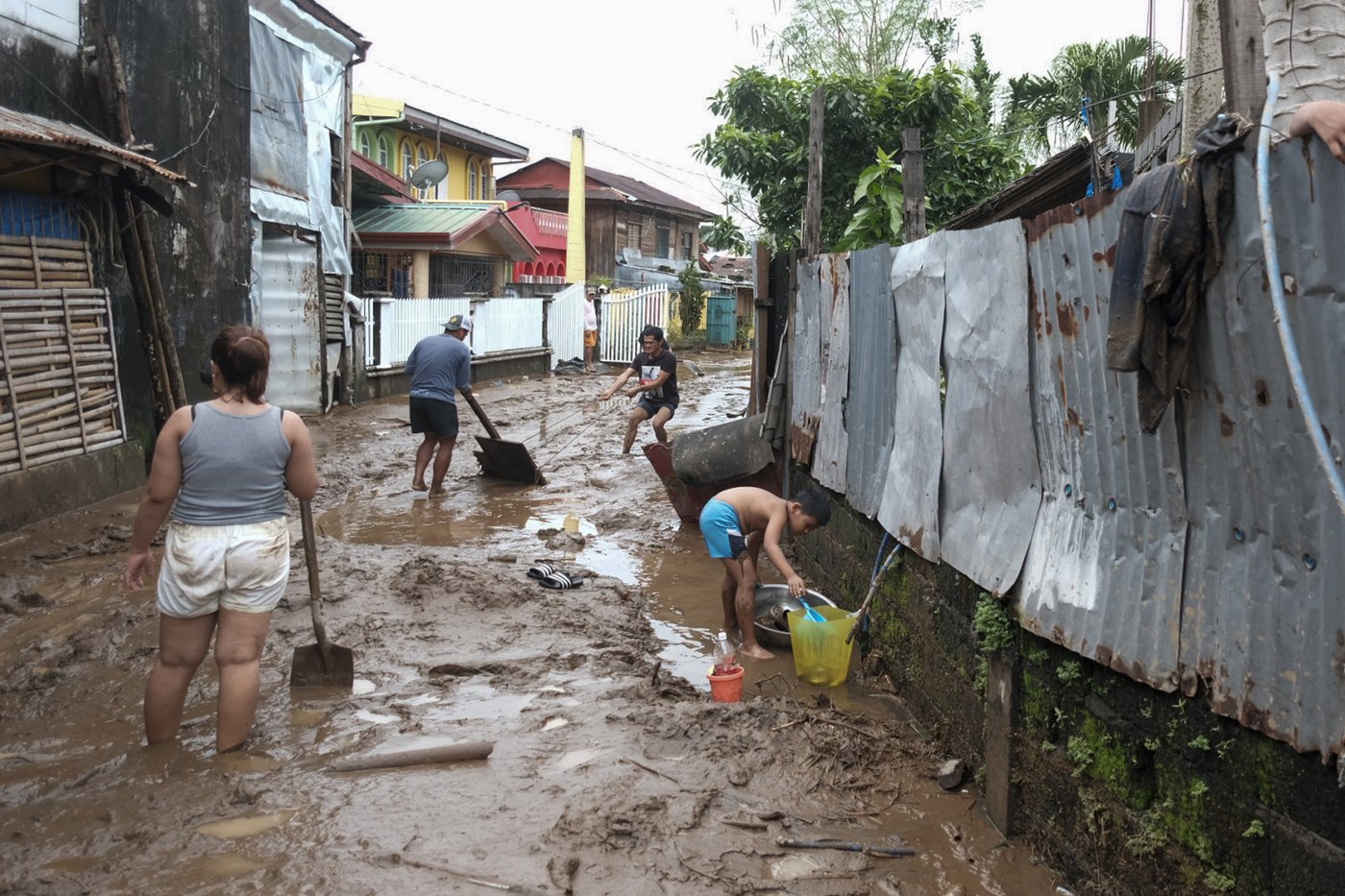 Floods in Philippines kill at least 9 and trap others on roofs as storm approaches | iNFOnews.ca Floods in Philippines kill at least 9 and trap others on roofs as storm approaches | iNFOnews.ca