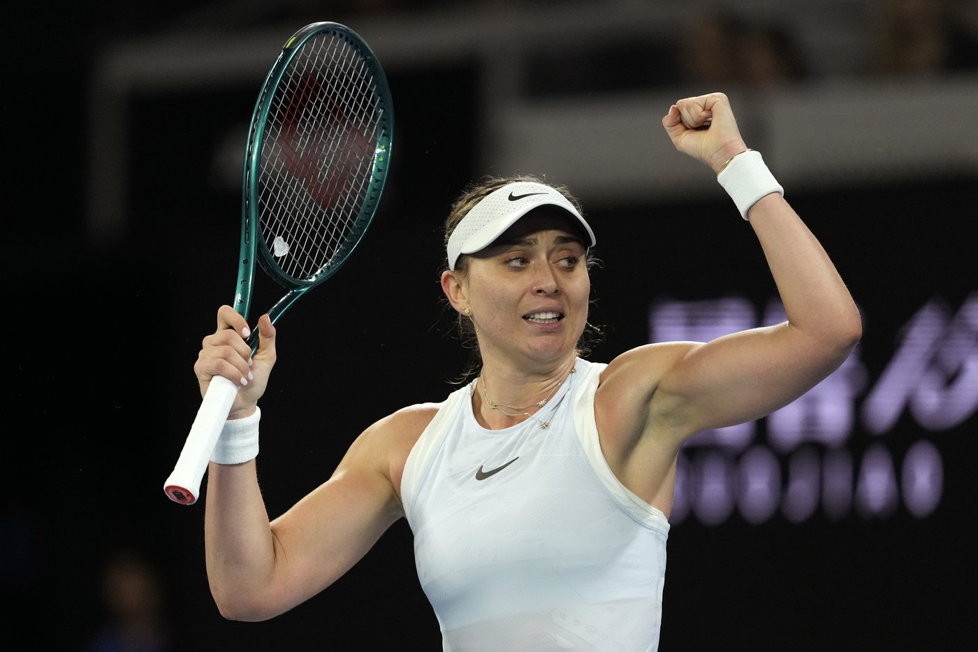 Australian Open: Olympic champ Zheng Qinwen starts her bid for another final on a rainy Day 1 | iNFOnews.ca