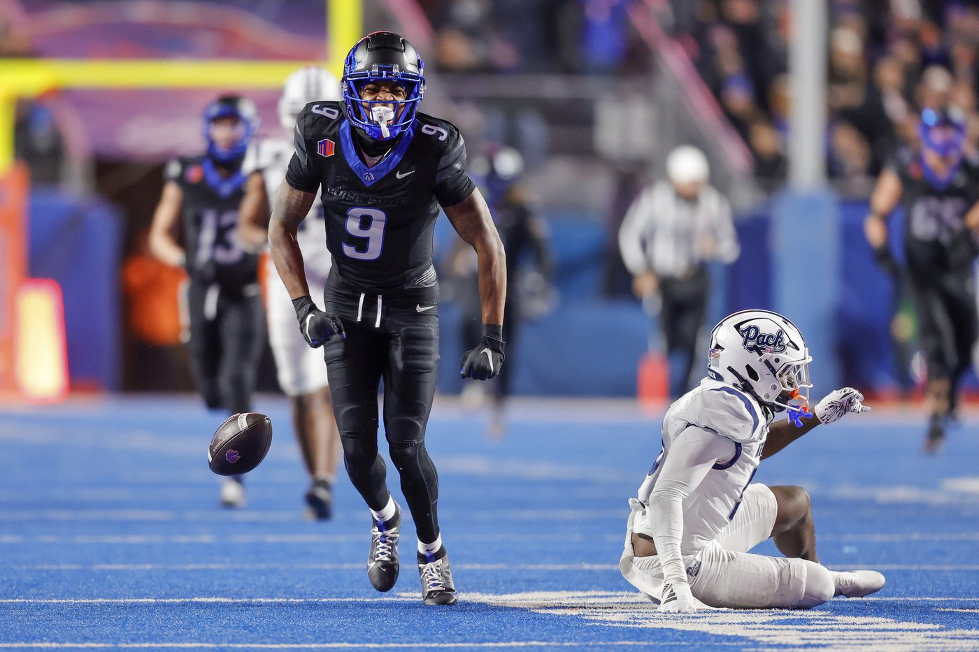 Ashton Jeanty runs for 209 yards and 3 TDs, No. 12 Boise State holds off Nevada 28-21 | iNFOnews.ca Ashton Jeanty runs for 209 yards and 3 TDs, No. 12 Boise State holds off Nevada 28-21 | iNFOnews.ca
