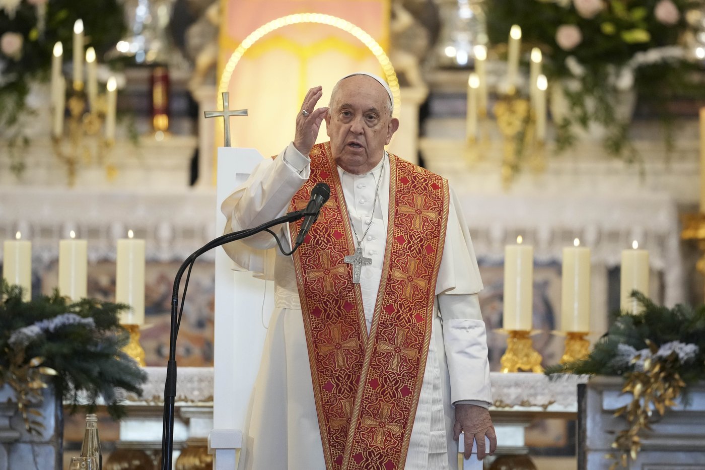 Pope Francis makes 1st papal visit to France's Corsica awash in expressions of popular piety | iNFOnews.ca