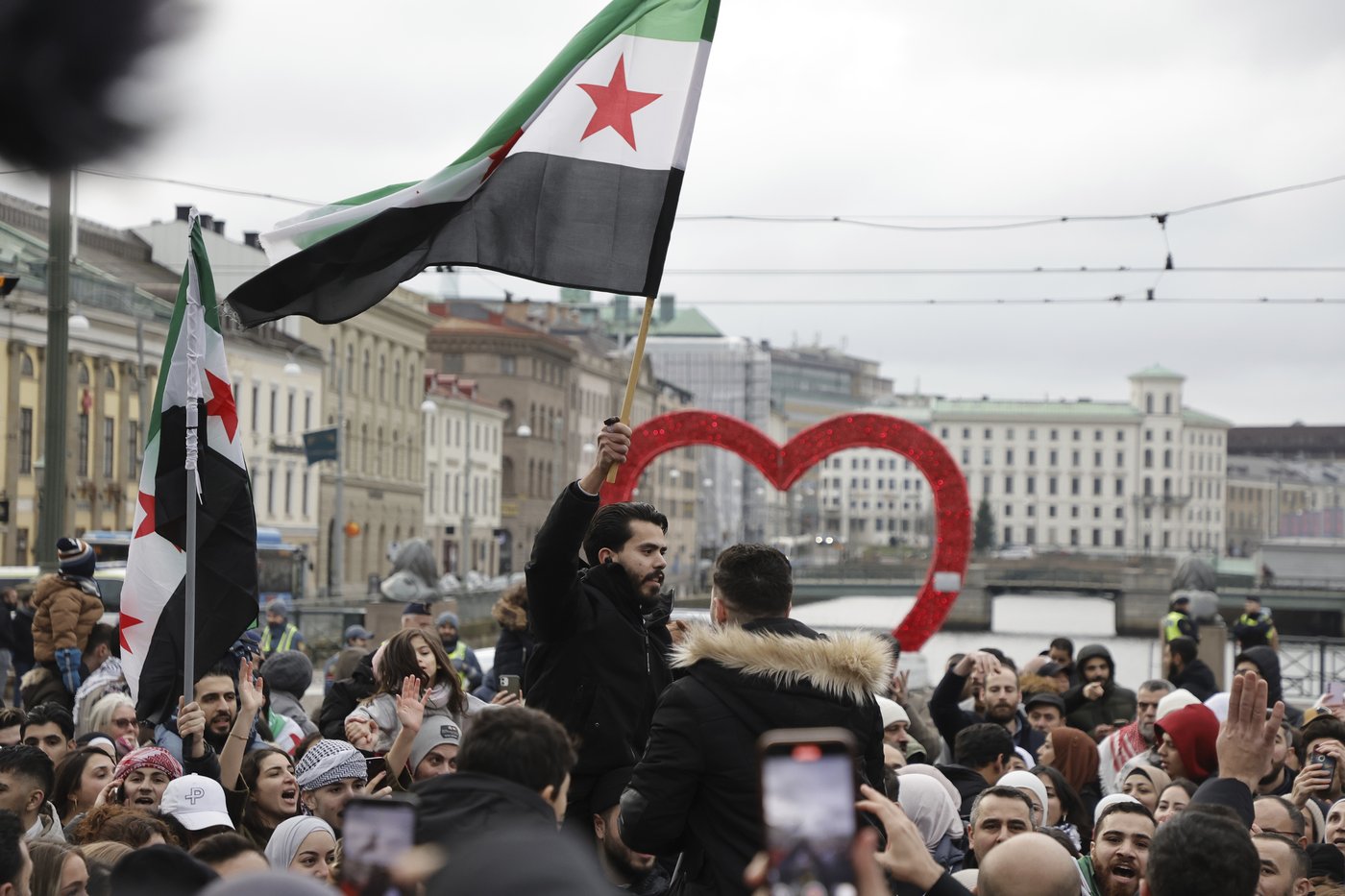 Global reaction to Assad's sudden ouster from Syria ranges from jubilation to alarm | iNFOnews.ca