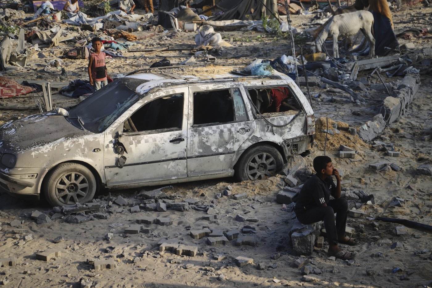 Israeli fire kills dozens in Gaza, officials say, as aid delivery remains chaotic after new measures | iNFOnews.ca Israeli fire kills dozens in Gaza, officials say, as aid delivery remains chaotic after new measures | iNFOnews.ca
