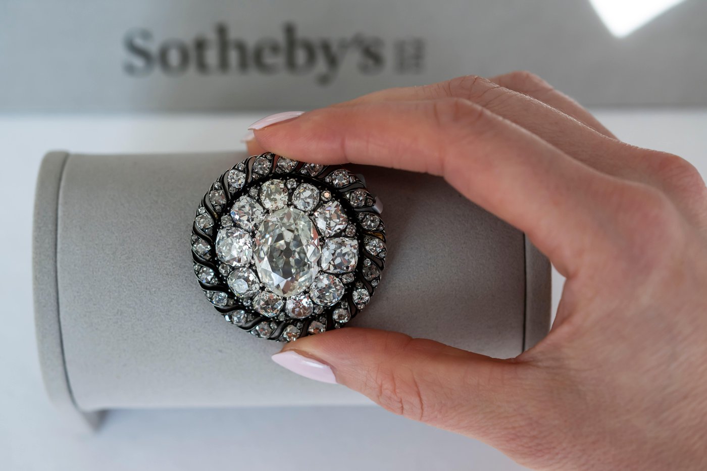 Sotheby's says a diamond brooch lost by Napoleon as his forces fled Waterloo sells for $4.4 million | iNFOnews.ca Sotheby's says a diamond brooch lost by Napoleon as his forces fled Waterloo sells for $4.4 million | iNFOnews.ca